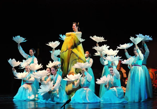 Female performer of traditional Korean dance — Stock Photo, Image