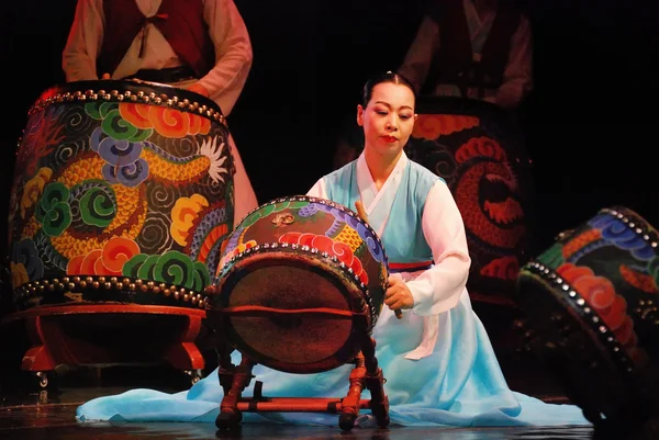韩国演员演奏传统音乐 — 图库照片