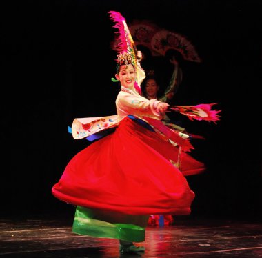geleneksel Kore dans kadın dansçı