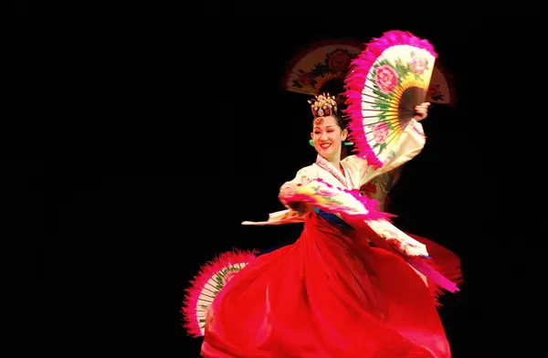 Female dancer of traditional Korean dance — Stock Photo, Image