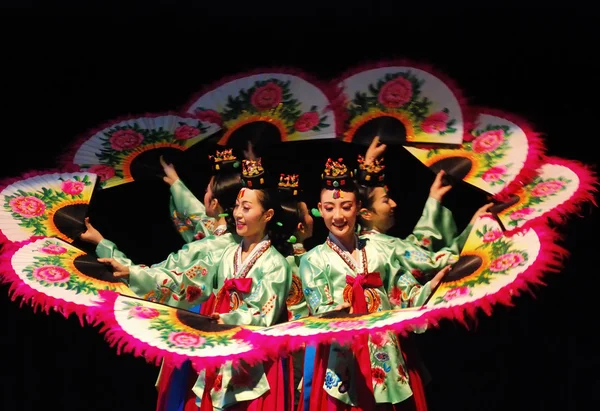 Female performer of traditional Korean dance — Stock Photo, Image