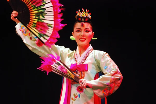 Kvinnlig dansare av traditionell koreansk dans — Stockfoto