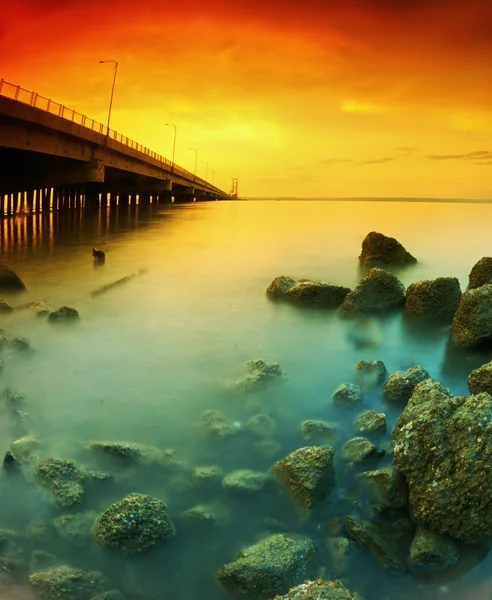 Suramadu-Brücke neben Felsen — Stockfoto