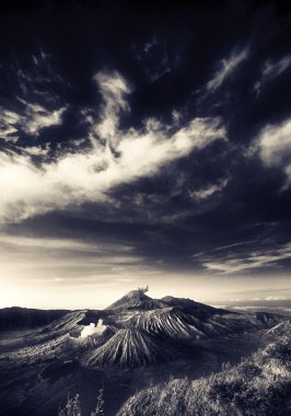 Bromo dağ bulutlu gökyüzü altında