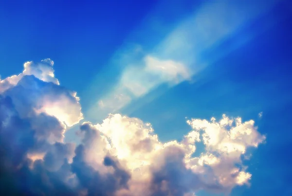 Raggio di luce attraverso la nuvola — Foto Stock