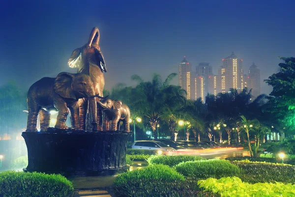 在夜公园大象雕像 — 图库照片