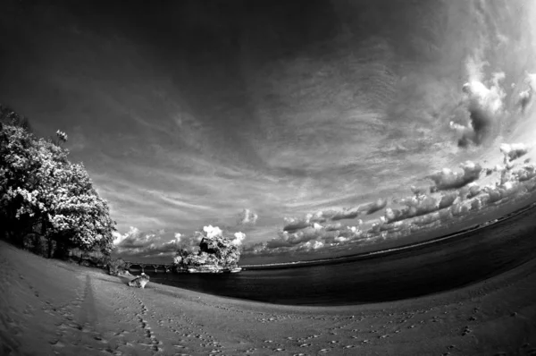 ビーチとエキゾチックな空のビュー — ストック写真