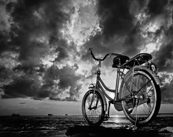 Ποδήλατο χώρος στάθμευσης κάτω από το συννεφιασμένο ουρανό — Φωτογραφία Αρχείου