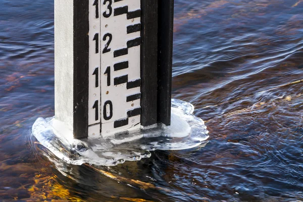 水の発生レベルで川の水位計. — ストック写真