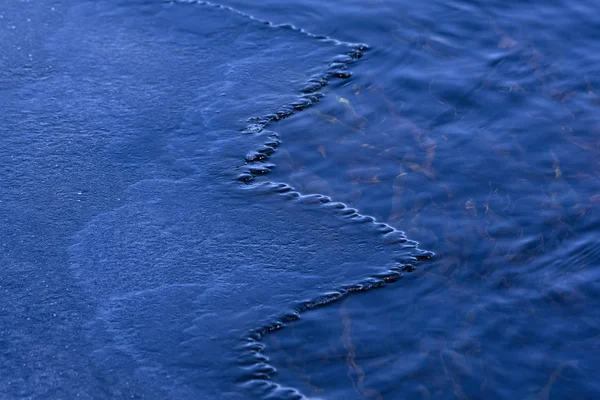 Shattered cienkich warstw chłodny lód niebieski arkuszy. — Zdjęcie stockowe