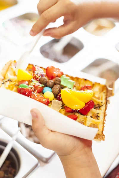 Waffle com frutas e doces . — Fotografia de Stock