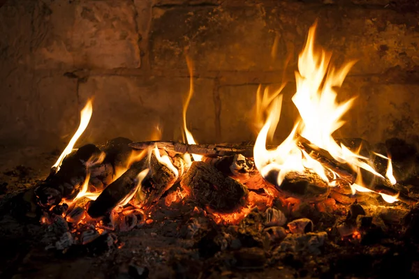 Chimenea con una llama ardiente . — Foto de Stock