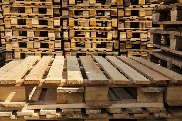 Wooden transport pallets in stacks ready for delivery. — Stock Photo, Image