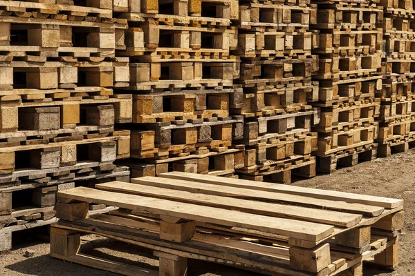 Paletes de transporte de madeira em pilhas prontas para entrega . — Fotografia de Stock