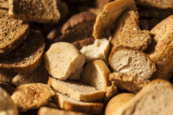 Viele Scheiben altbackenes Brot und andere abgestandene Backwaren. — Stockfoto