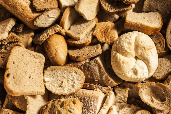 Viele Scheiben altbackenes Brot und andere abgestandene Backwaren. — Stockfoto