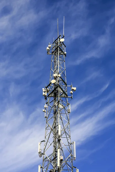 现代电信塔为移动通信的. — 图库照片