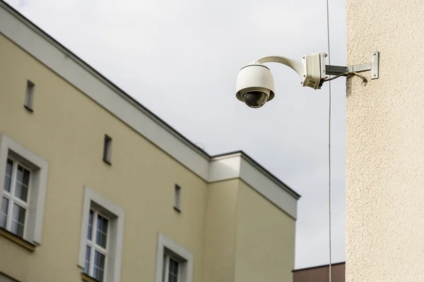 Камера безпеки на будівлі, встановленій для спостережень . — стокове фото