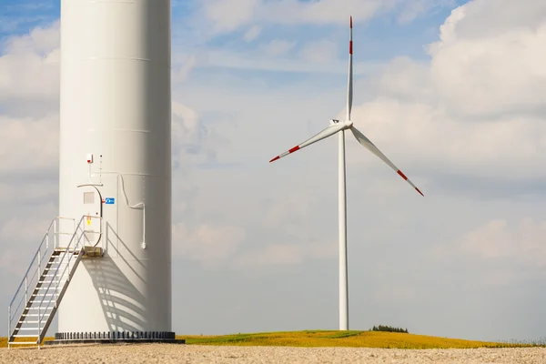 La base blanca de la turbina eólica, turbina eólica en el fondo . — Foto de Stock