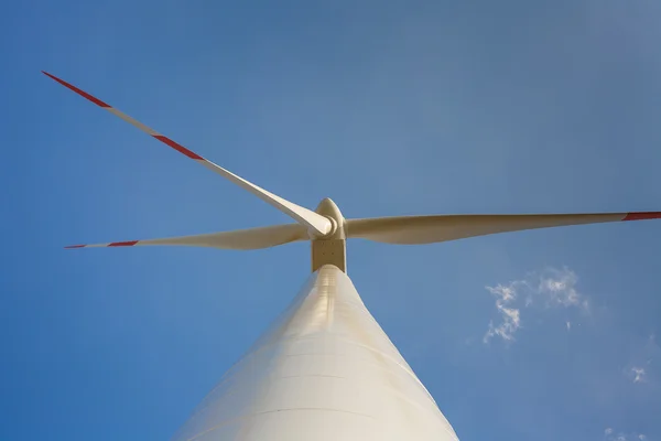 Windkraftanlage mit Propeller im Rahmen. — Stockfoto