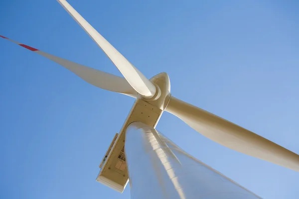 Windkraftanlage mit Propeller im Rahmen. — Stockfoto