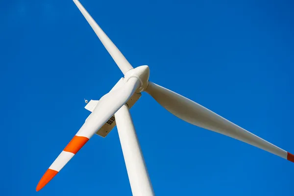 Windkraftanlage mit Propeller im Rahmen. — Stockfoto