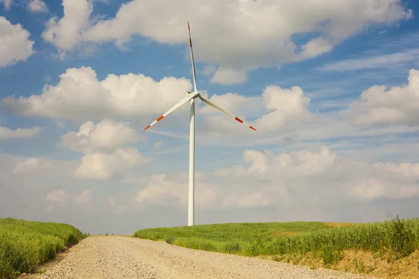 Das Windrad, im Vordergrund Schotterzufahrt. — Stockfoto