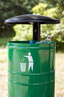 plastik şişe görünür ile çöp sepeti.