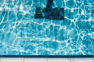 Yüzme havuzunun kenarı.