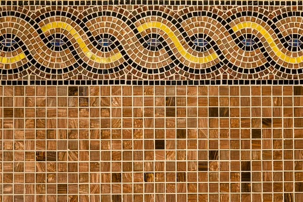 Mosaico en estilo antiguo apilado con minúsculas baldosas marrones, amarillas, azules . —  Fotos de Stock