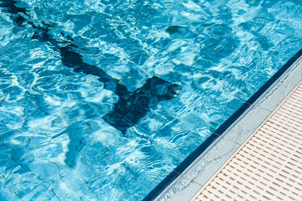 Rand van het zwembad. — Stockfoto