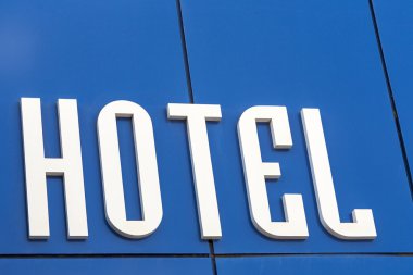 mavi duvar üzerinde yazıt otel.