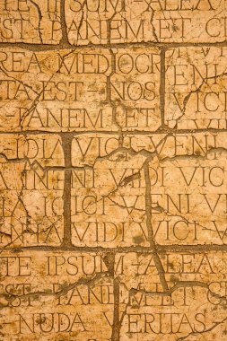 Latince yazıtlar ve Roma harfler ile kırık plak.