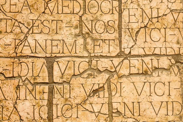 Placa agrietada con inscripciones latinas y letras romanas . —  Fotos de Stock
