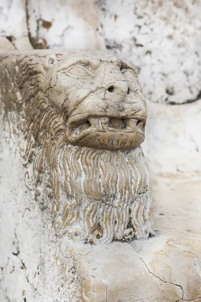 Cabeza de mármol de un león, retrato estilizado del rey de los animales . —  Fotos de Stock