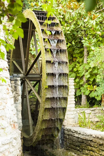 ahşap eski değirmen çarkı.