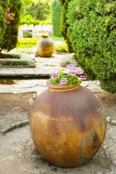 Tonamphore steht im Garten. — Stockfoto