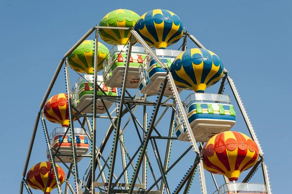 Grande roue avec chariots de différentes couleurs . — Photo