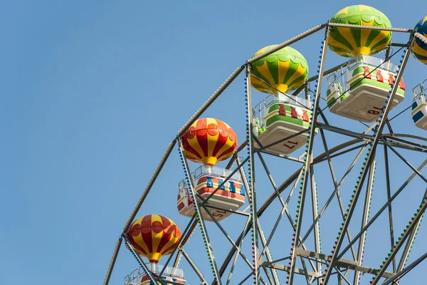 Ferris wheel with carriages in different colors. — Stock Photo, Image