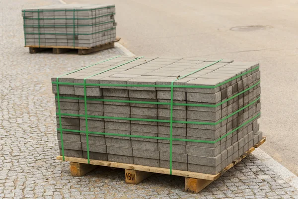 Palete de madeira com tijolos de concreto . — Fotografia de Stock