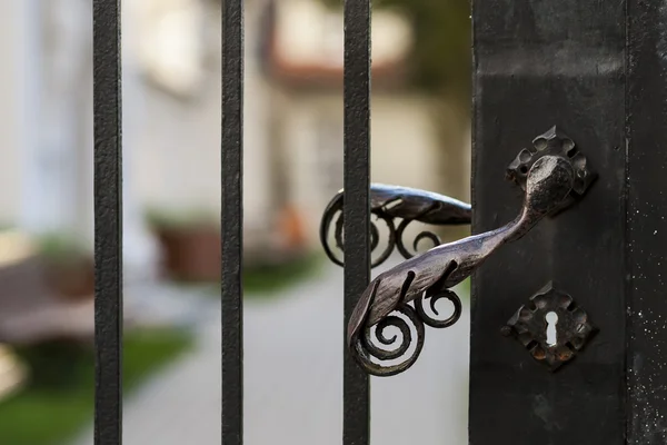 Antiguo pomo de metal en la puerta . — Foto de Stock