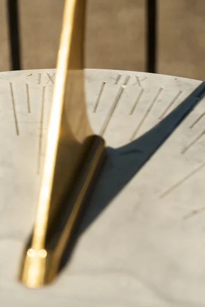 Reloj de sol con base de mármol, día soleado, el indicador de tiempo . —  Fotos de Stock