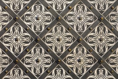 simetrik çiçek desenli metal kapı kurdu..