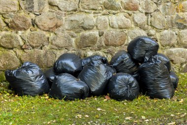 büyük siyah plastik torba.
