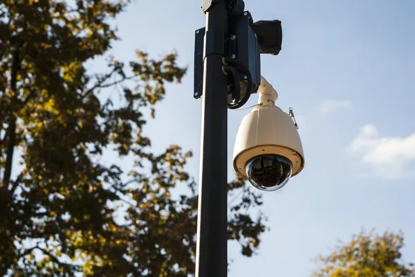 ポールの通りと人々 の観察に設定されているセキュリティ カメラ. — ストック写真
