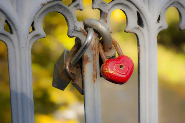 Candado en forma de corazones, corazón de metal rojo ,. — Foto de Stock