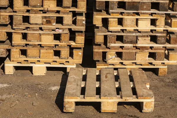 Dřevěné transportní palety v zásobnících připravené k dodání. — Stock fotografie
