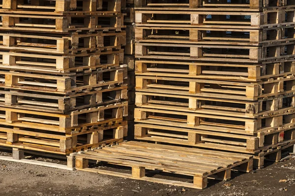 Dřevěné transportní palety v zásobnících připravené k dodání. — Stock fotografie