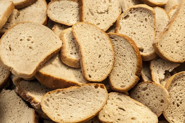 Viele Scheiben altbackenes Brot. — Stockfoto