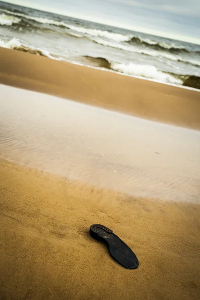 Zool van de schoen op het strand. — Stockfoto